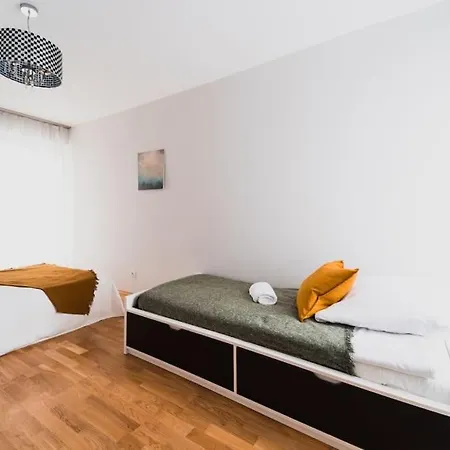 New Apartment-old Town-4 Rooms-new Building-garage 公寓